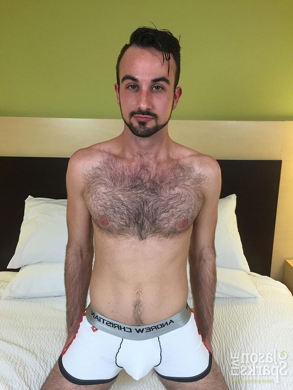 20P Bear Mason Lear baise la bombasse gay Ty Thomas dans différentes positions sexuelles