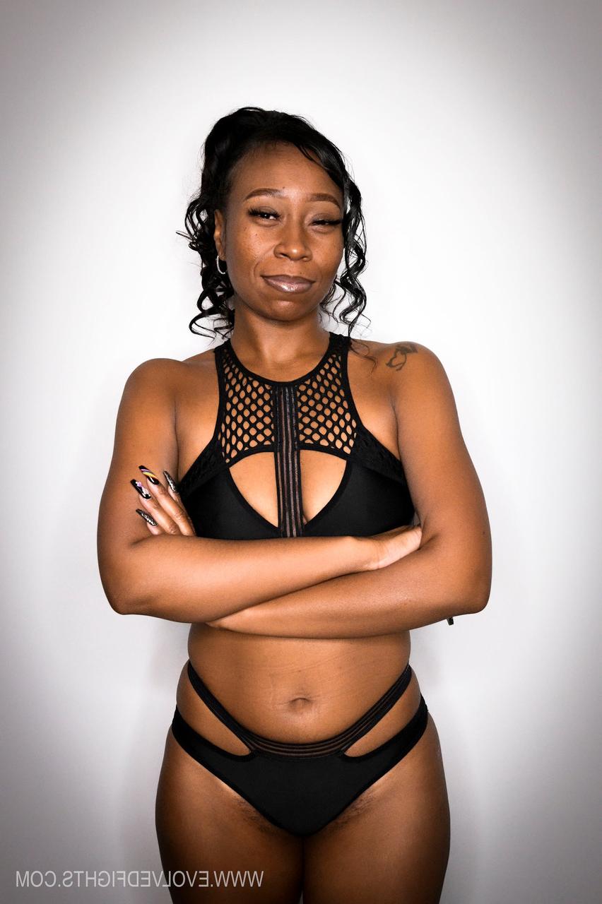 20P La maman ébène sexy Mocha Menage combat un mec maigre et se fait défoncer