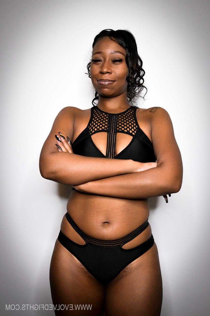 20P La maman ébène sexy Mocha Menage combat un mec maigre et se fait défoncer