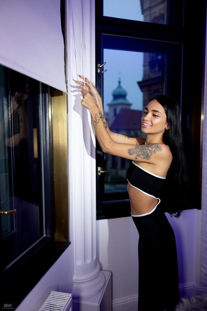 20P Raven-haired Latina Dulce welcomes a machine dildo into her hairy pussy
