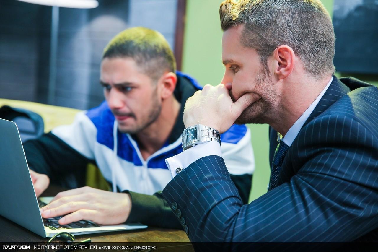 20P Os gays musculosos Dato Foland e Landon Conrad transam depois de uma reunião de escritório