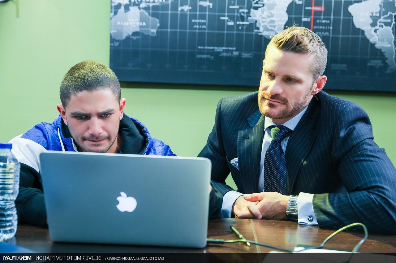 20P Os gays musculosos Dato Foland e Landon Conrad transam depois de uma reunião de escritório