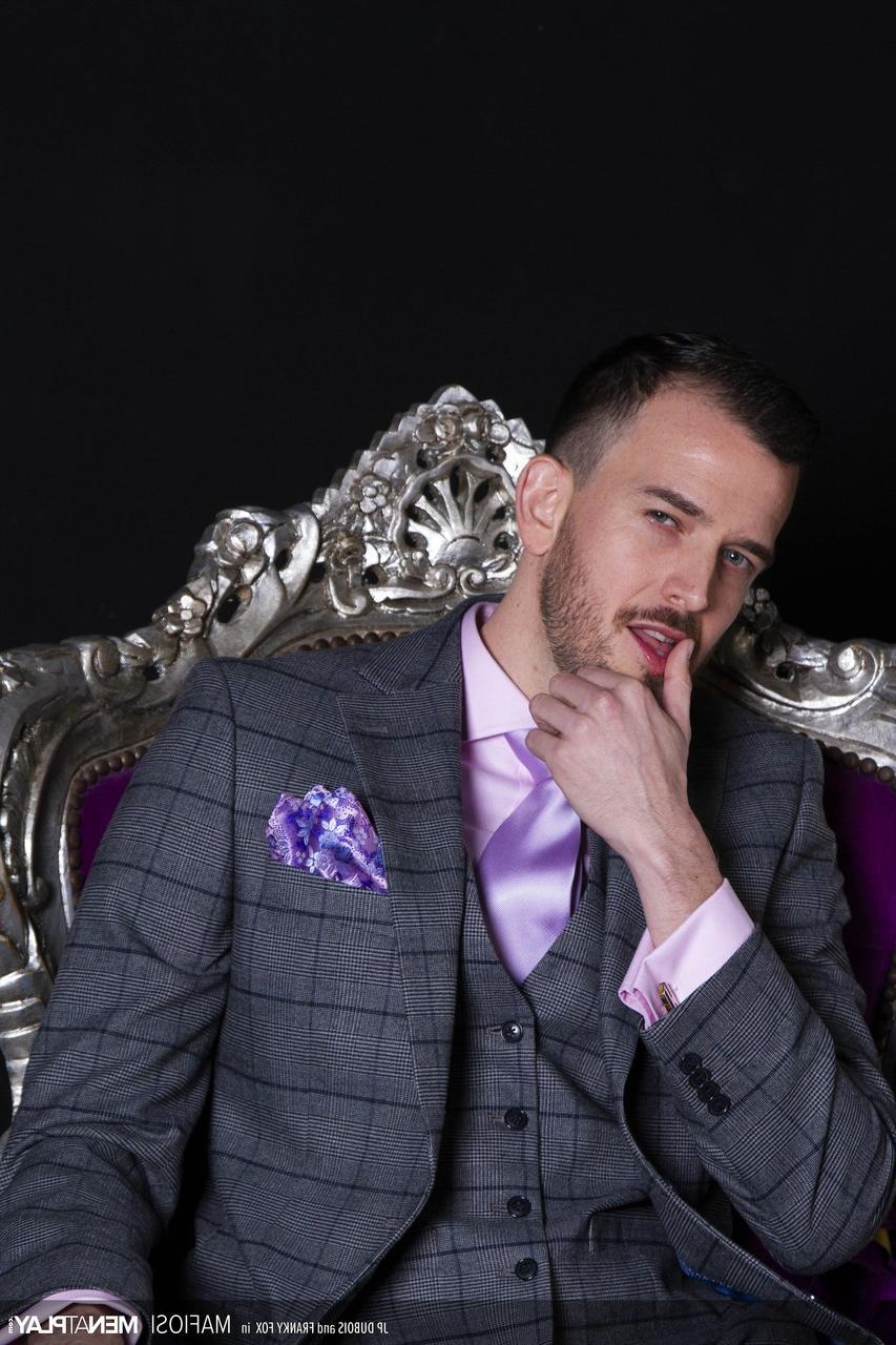 20P Multidões gays Franky Fox e JP Dubois transando em seus ternos no sofá