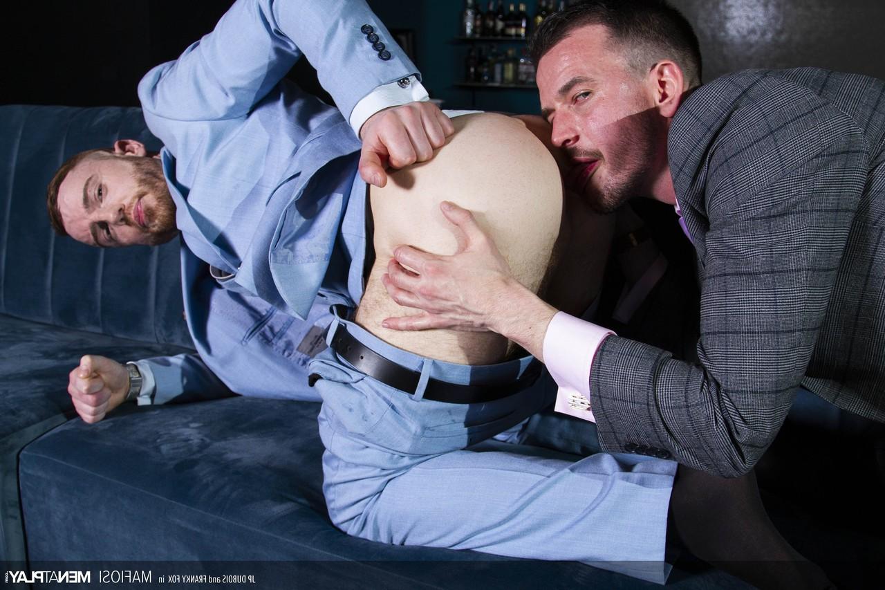 20P Multidões gays Franky Fox e JP Dubois transando em seus ternos no sofá