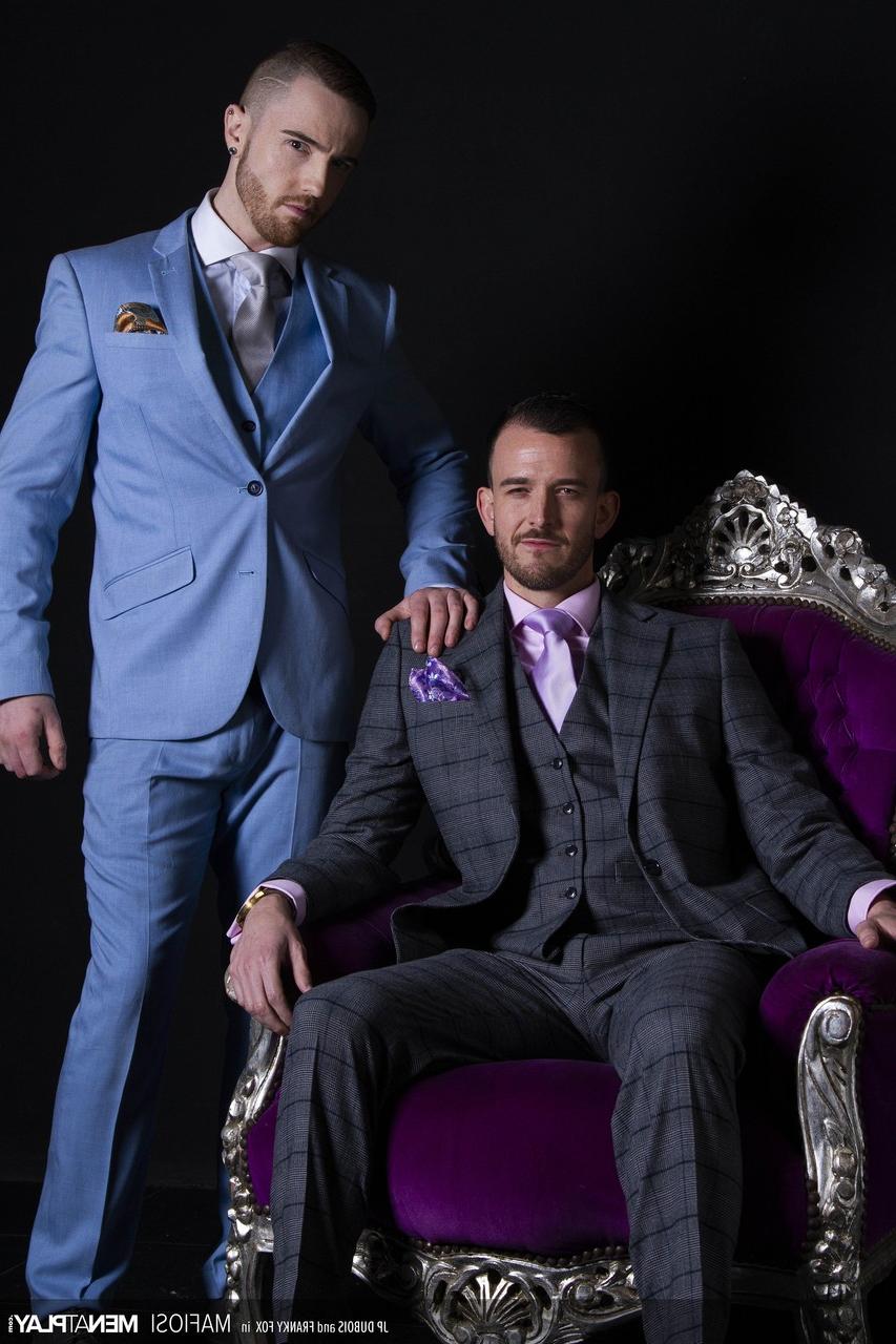 20P Multidões gays Franky Fox e JP Dubois transando em seus ternos no sofá