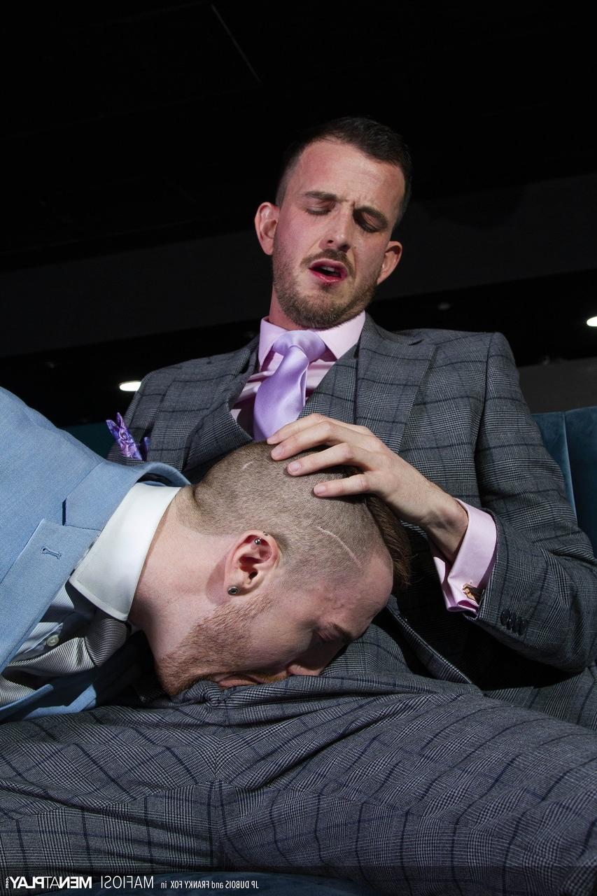 20P Multidões gays Franky Fox e JP Dubois transando em seus ternos no sofá