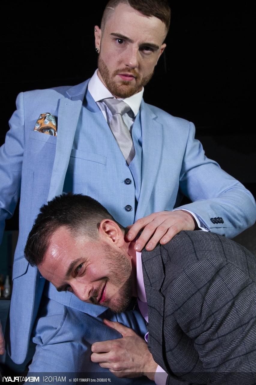 20P Multidões gays Franky Fox e JP Dubois transando em seus ternos no sofá