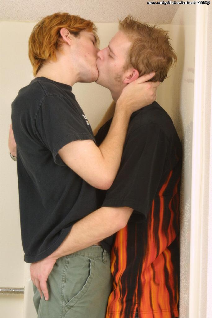 20P Kasper et Steve French, amis gays en chaleur, s'embrassent et baisent dans la baignoire