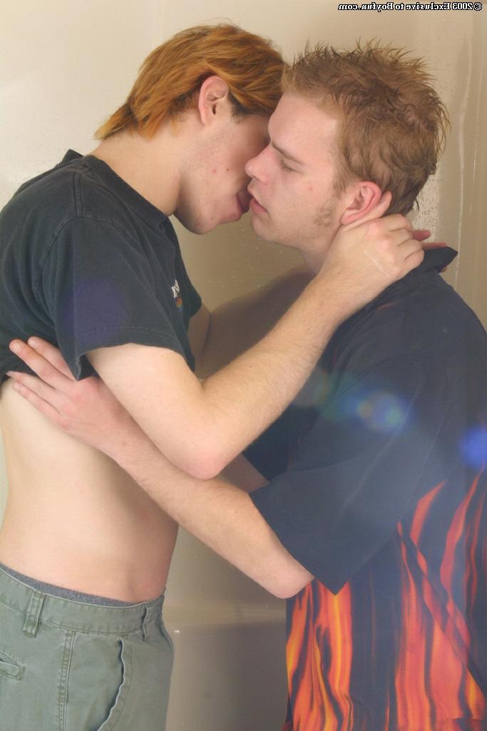 20P Kasper et Steve French, amis gays en chaleur, s'embrassent et baisent dans la baignoire