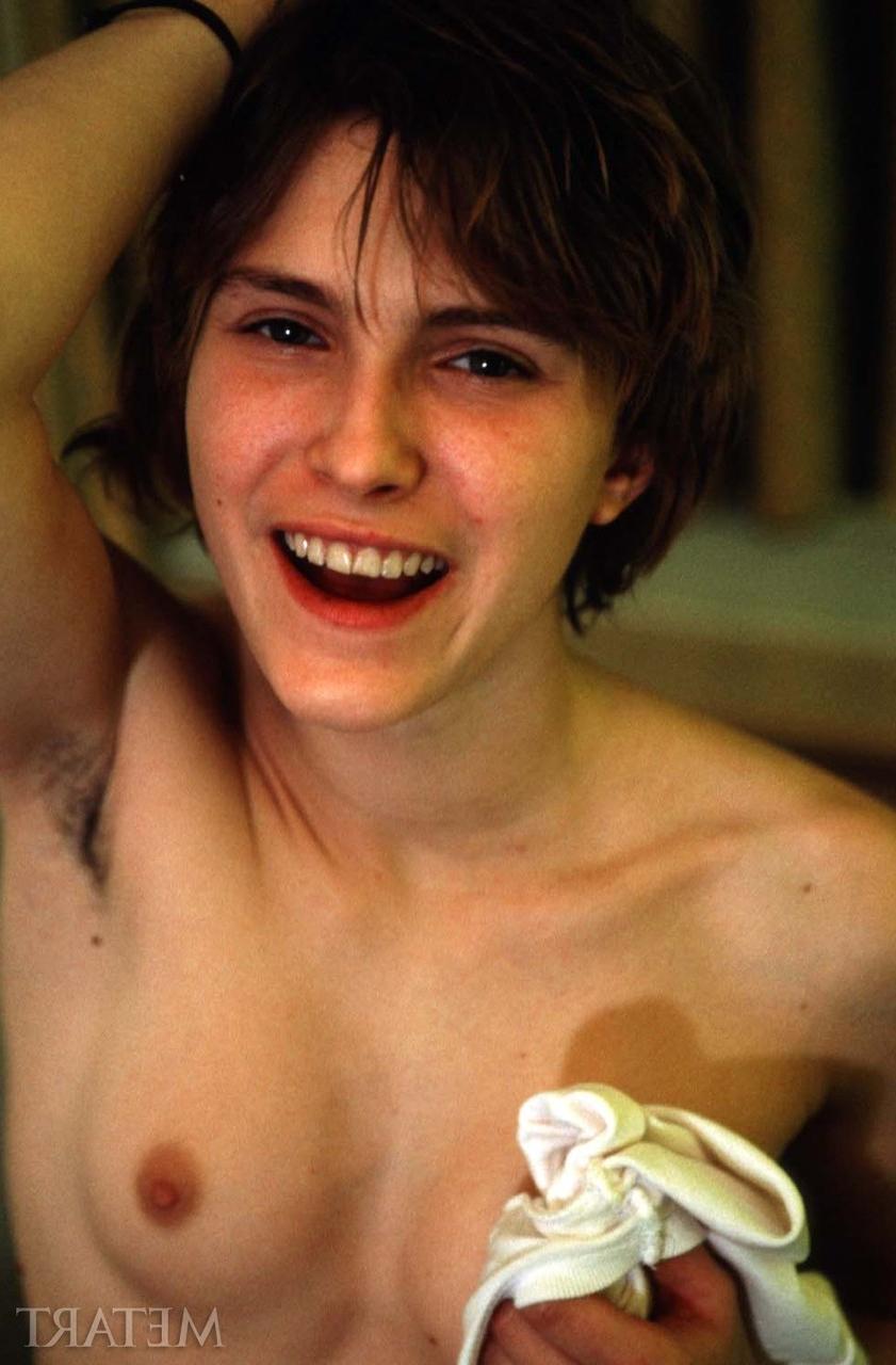 17P Short-haired cutie undresses to please cameraman with sight of unshaved peach