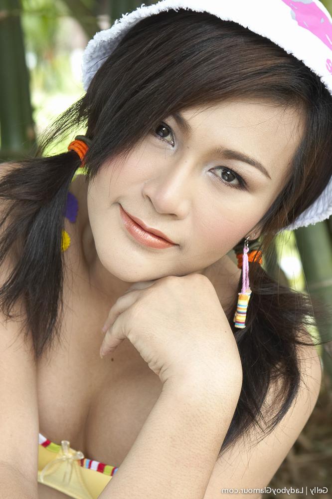 16P Ladyboy Glamour com Gelly XXX fotos