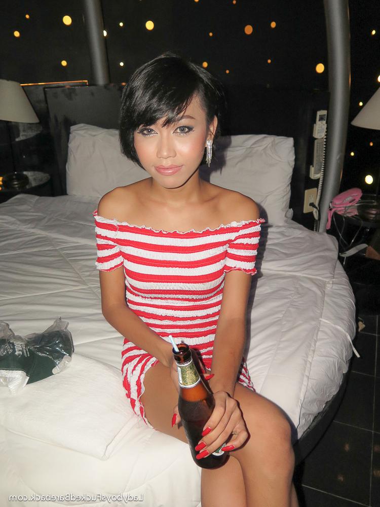 16P Ladyboys fodidos sem sela estrelando muitas imagens XXX