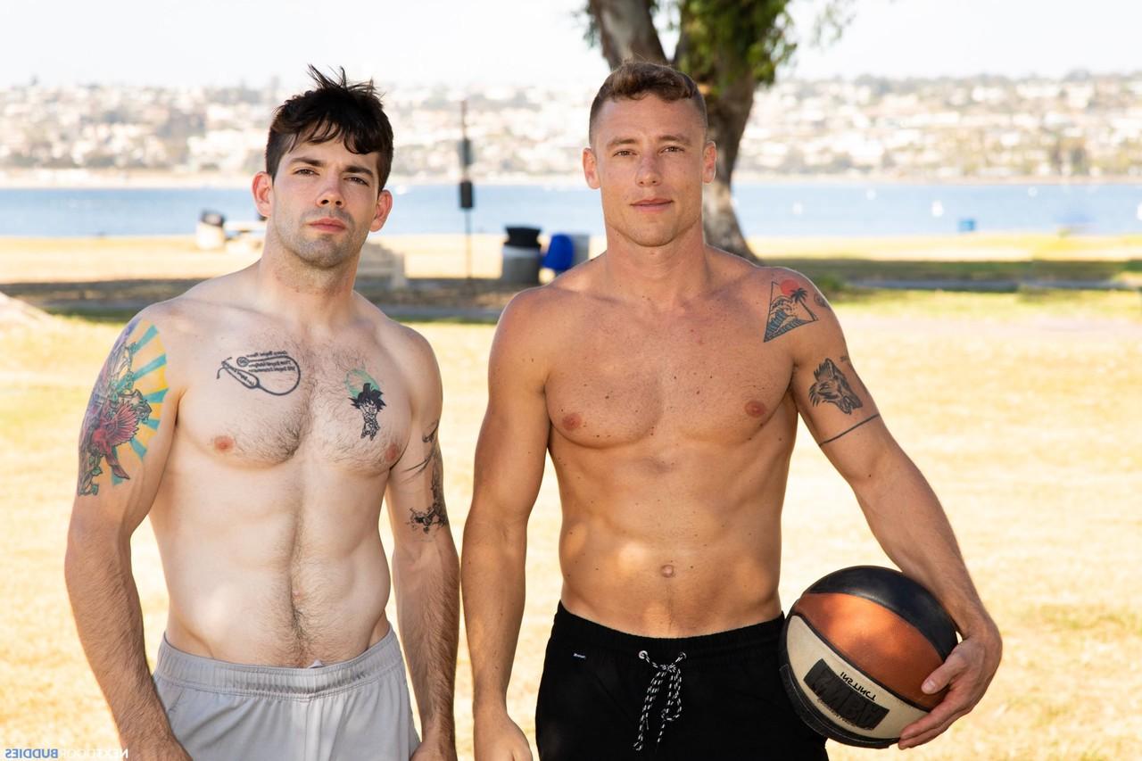 20P O garoto gay sexy Justin Matthews lambe e fode o cu da morena Julian Brady