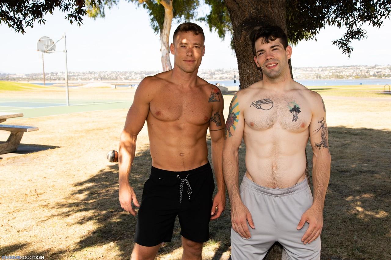 20P O garoto gay sexy Justin Matthews lambe e fode o cu da morena Julian Brady