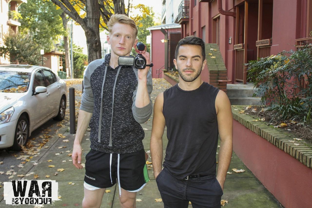 10P Trois amis gays coquins filment leurs rapports sexuels à trois lascifs