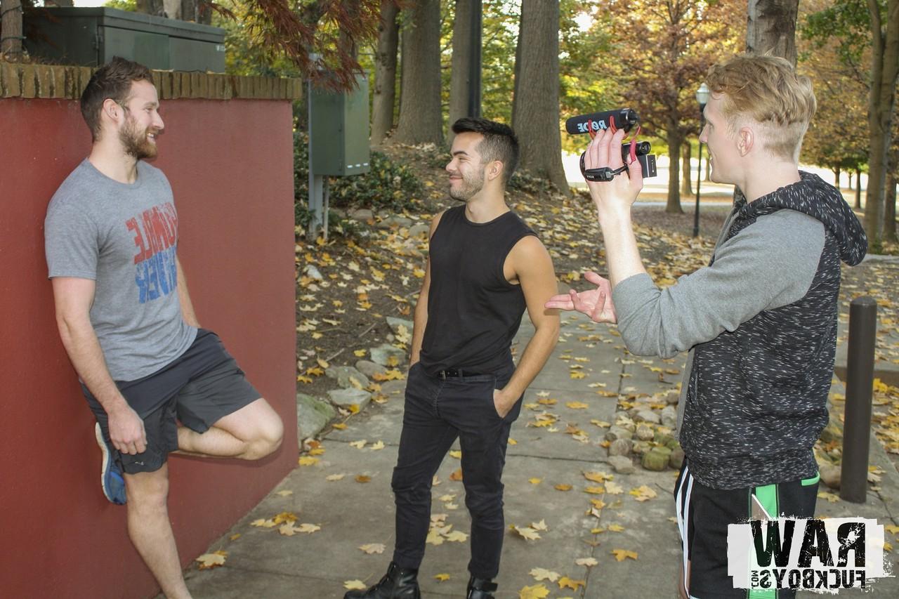 10P Trois amis gays coquins filment leurs rapports sexuels à trois lascifs