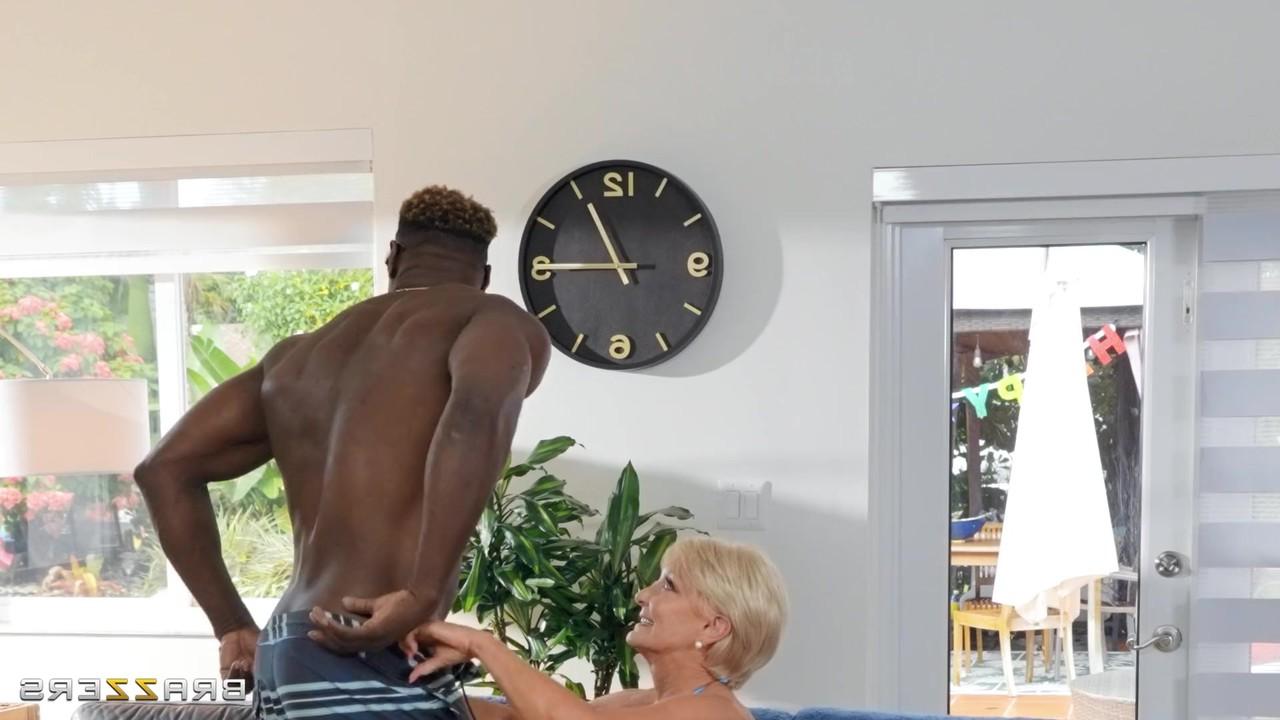 20P La abuela rubia Seka Black hace una gran paja con las tetas y disfruta del sexo interracial