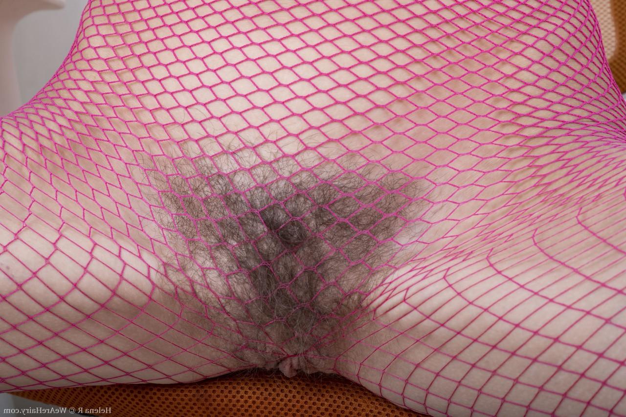20P A morena magra amadora Helena R revela seus peitos fofos e os dedos em sua vulva espessa