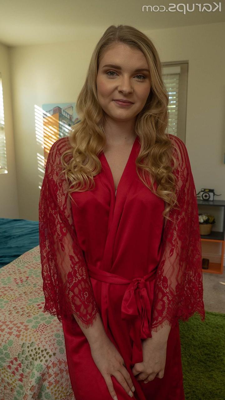 20P La rubia amateur harlow west se quita la bata roja y hace alarde de su manguito