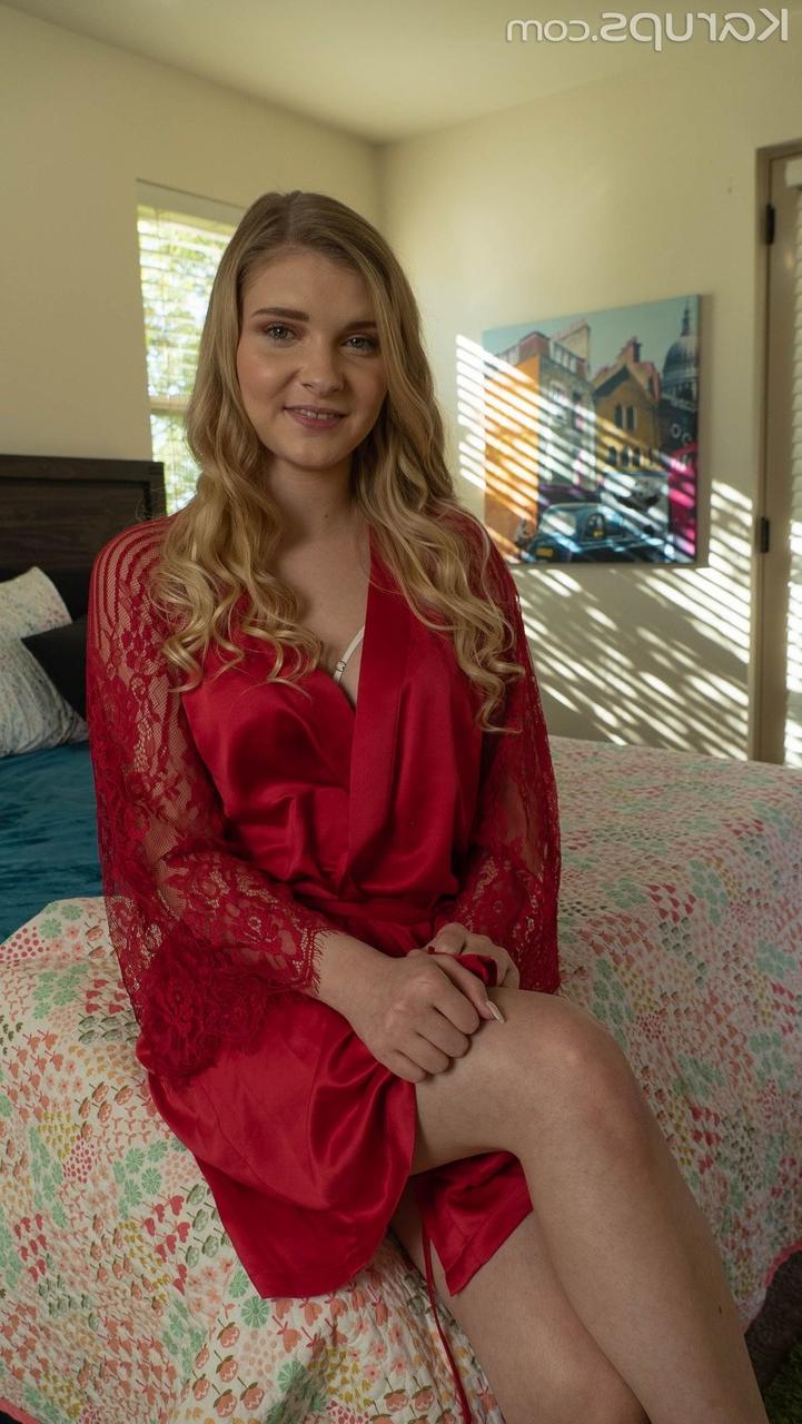 20P La rubia amateur harlow west se quita la bata roja y hace alarde de su manguito