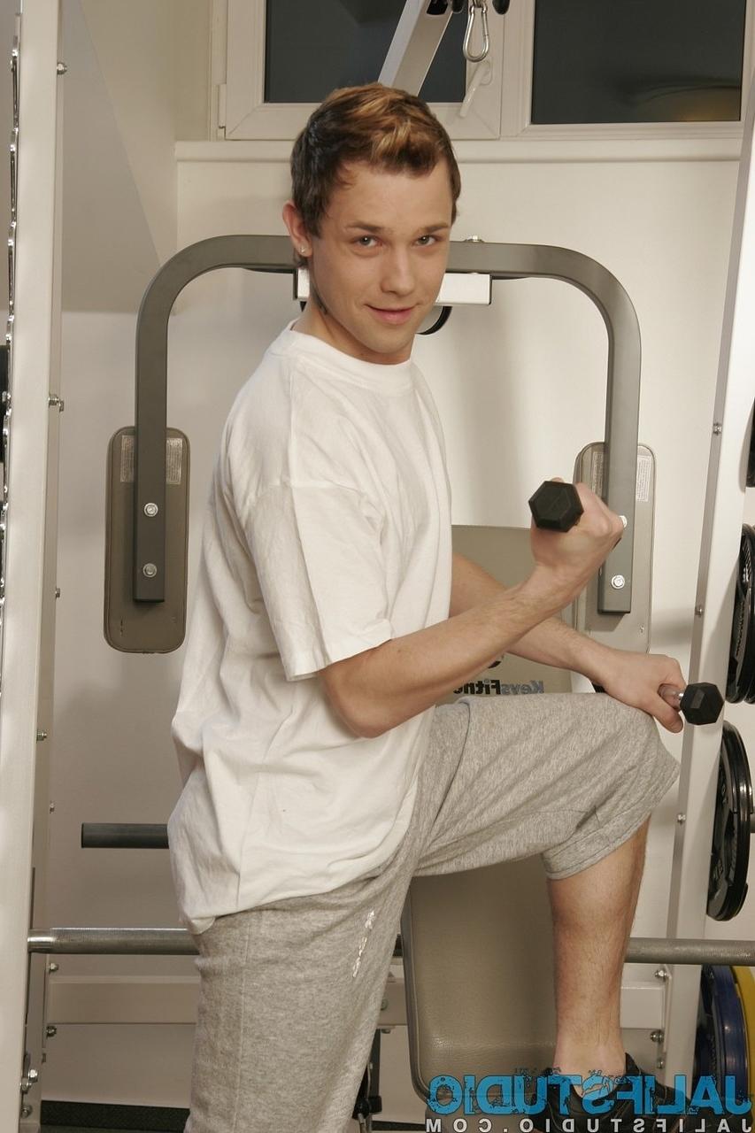 20P Félix Lacroix, un gay français et féminin, se déshabille à la salle de sport et montre son cul et sa bite