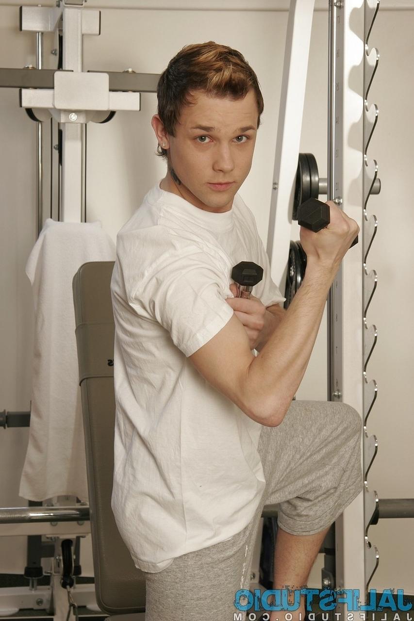 20P Félix Lacroix, un gay français et féminin, se déshabille à la salle de sport et montre son cul et sa bite