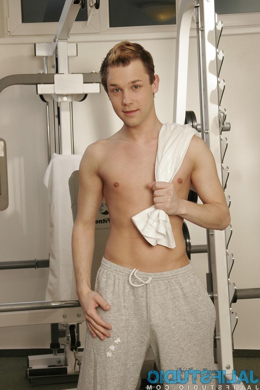 20P Félix Lacroix, un gay français et féminin, se déshabille à la salle de sport et montre son cul et sa bite