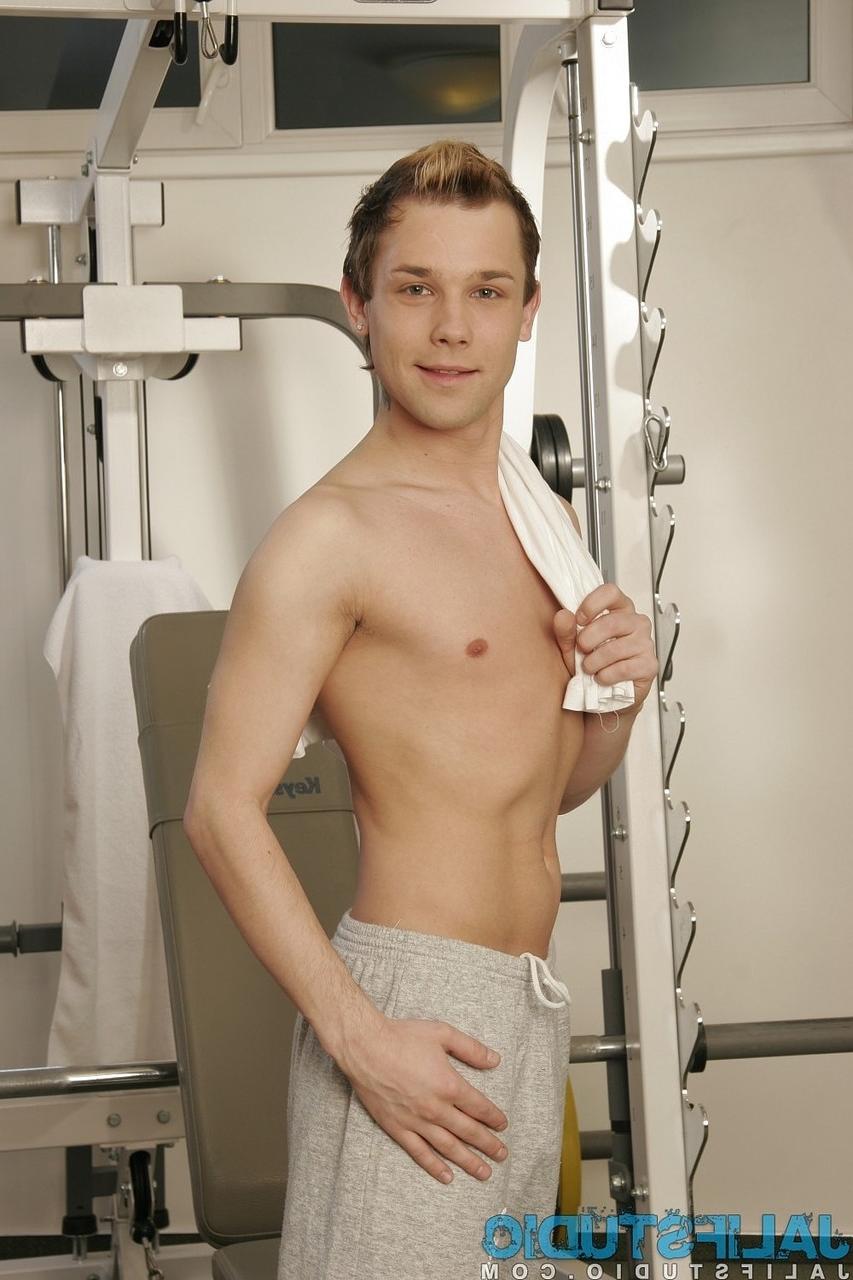20P Félix Lacroix, un gay français et féminin, se déshabille à la salle de sport et montre son cul et sa bite