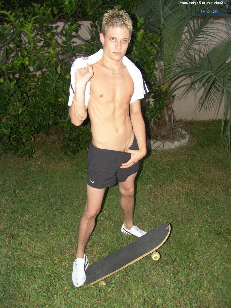 20P O jovem loiro Jaden mostra seu corpo esguio, bunda aberta e pau duro ao ar livre