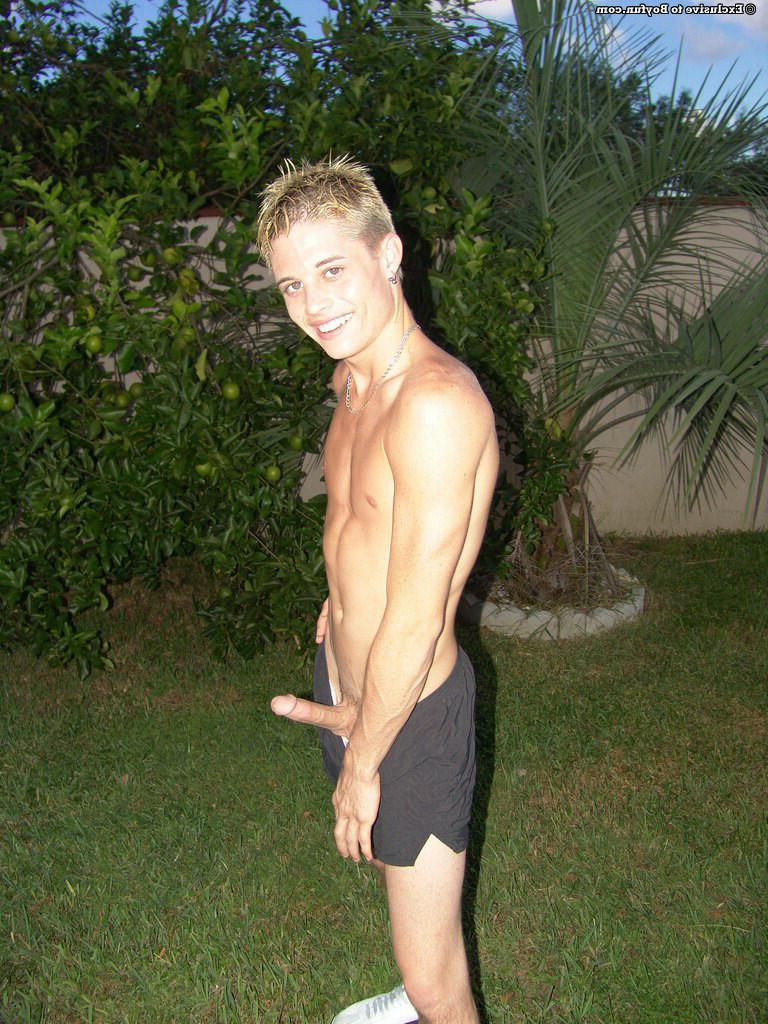 20P O jovem loiro Jaden mostra seu corpo esguio, bunda aberta e pau duro ao ar livre