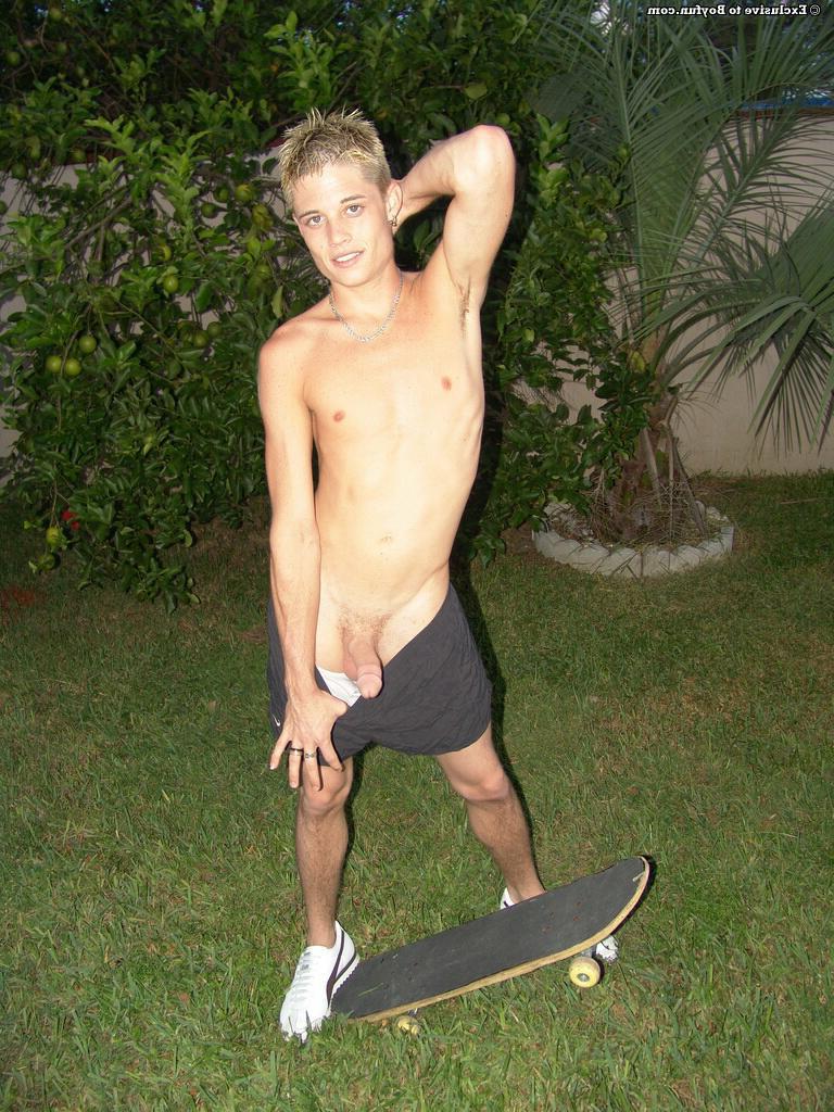 20P O jovem loiro Jaden mostra seu corpo esguio, bunda aberta e pau duro ao ar livre