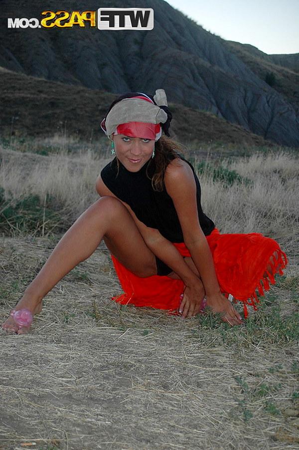 16P Das süße Mädchen Dasha entblößt bei Action am Meer ihre Unterrock-Unterwäsche