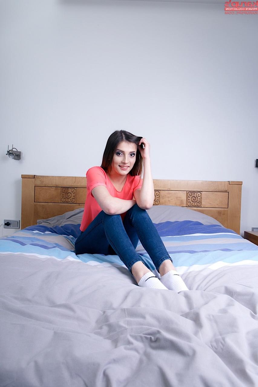 18P La alegre joven maryln se quita los vaqueros ajustados y la camisa transparente en la cama