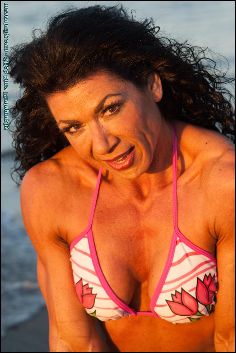 15P A fisiculturista morena Andrea Romero posa ao ar livre para uma sessão de fotos em SFW
