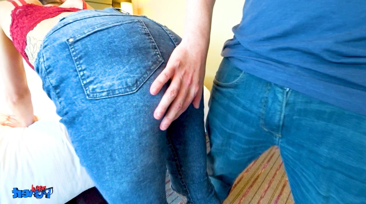20P Amateur con cola de caballo hace una mamada en POV y abre la boca para una corrida