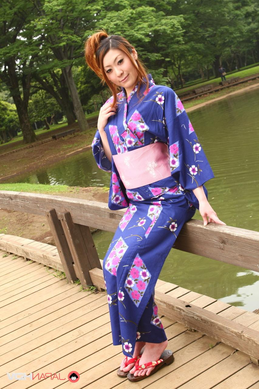 20P A querida japonesa Yuka Kurosawa dá um lindo boquete e mostra a calcinha
