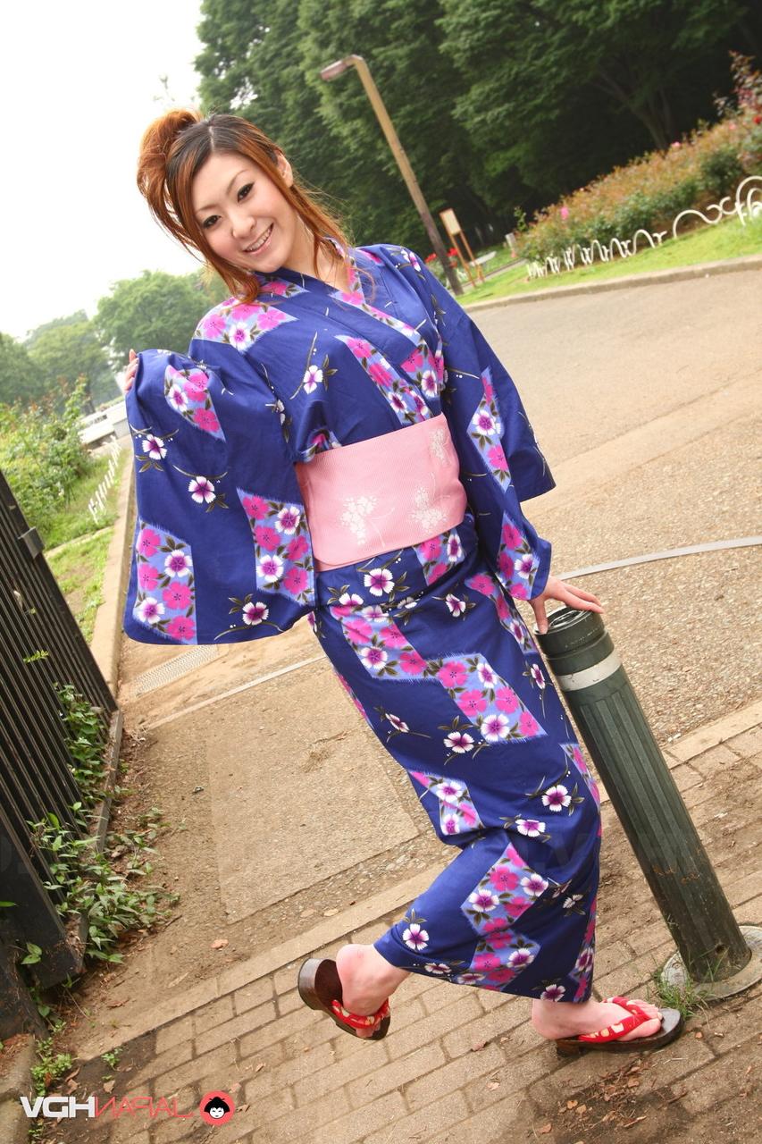 20P A querida japonesa Yuka Kurosawa dá um lindo boquete e mostra a calcinha