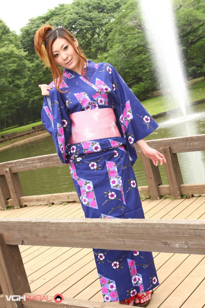 20P A querida japonesa Yuka Kurosawa dá um lindo boquete e mostra a calcinha