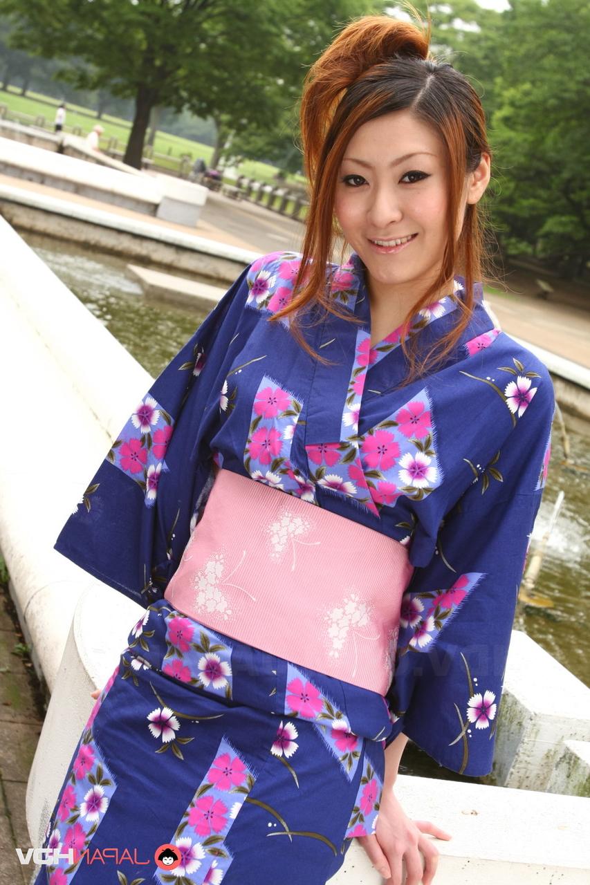 20P A querida japonesa Yuka Kurosawa dá um lindo boquete e mostra a calcinha