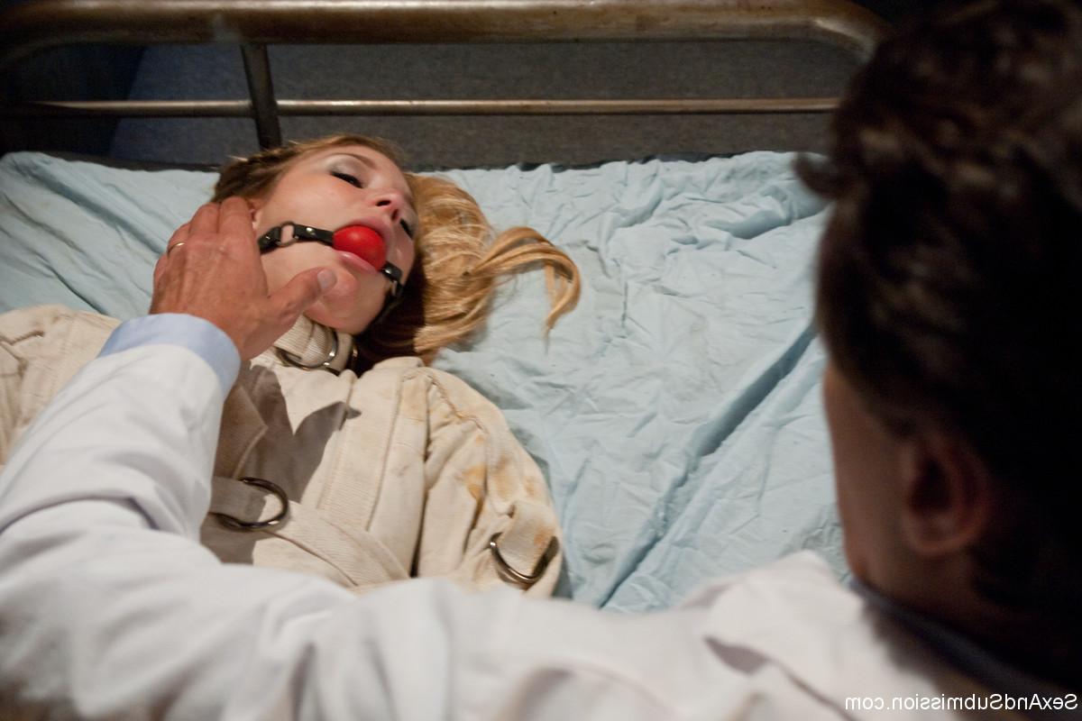 17P O médico espanca sua paciente Aurora Snow e a faz chupar seu grande pau