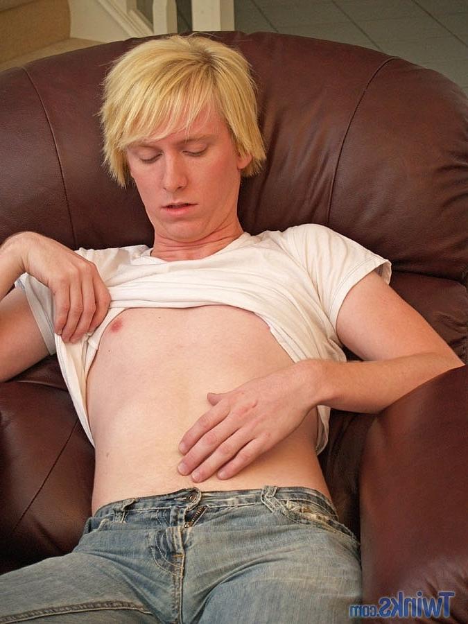 20P El lindo jovencito rubio Jess H se desnuda y juega con su polla peluda