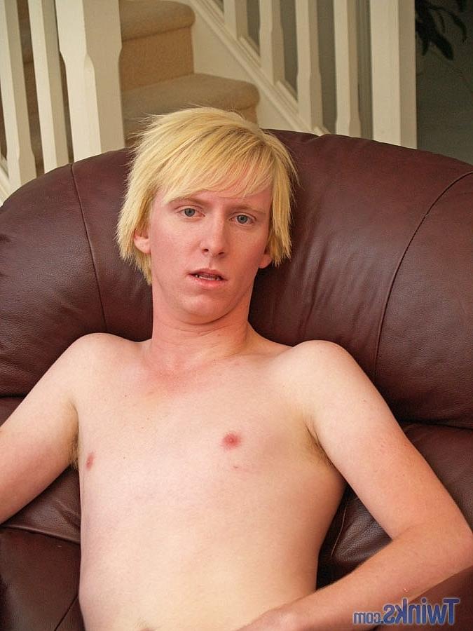 20P El lindo jovencito rubio Jess H se desnuda y juega con su polla peluda