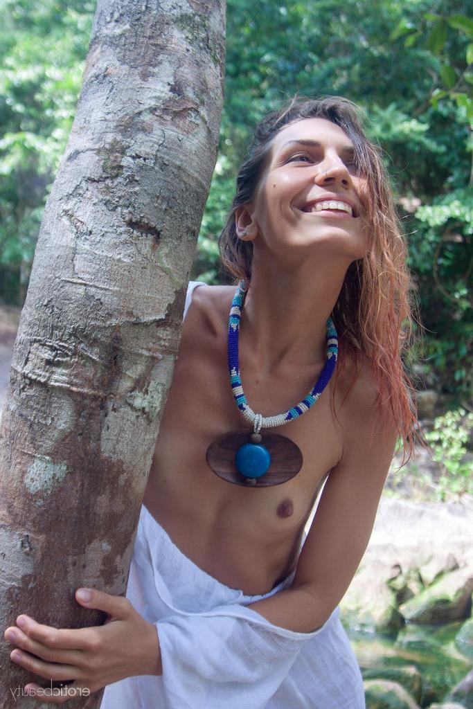 16P A adolescente Noelia fica totalmente nua em uma rocha plana em um ambiente com sombra