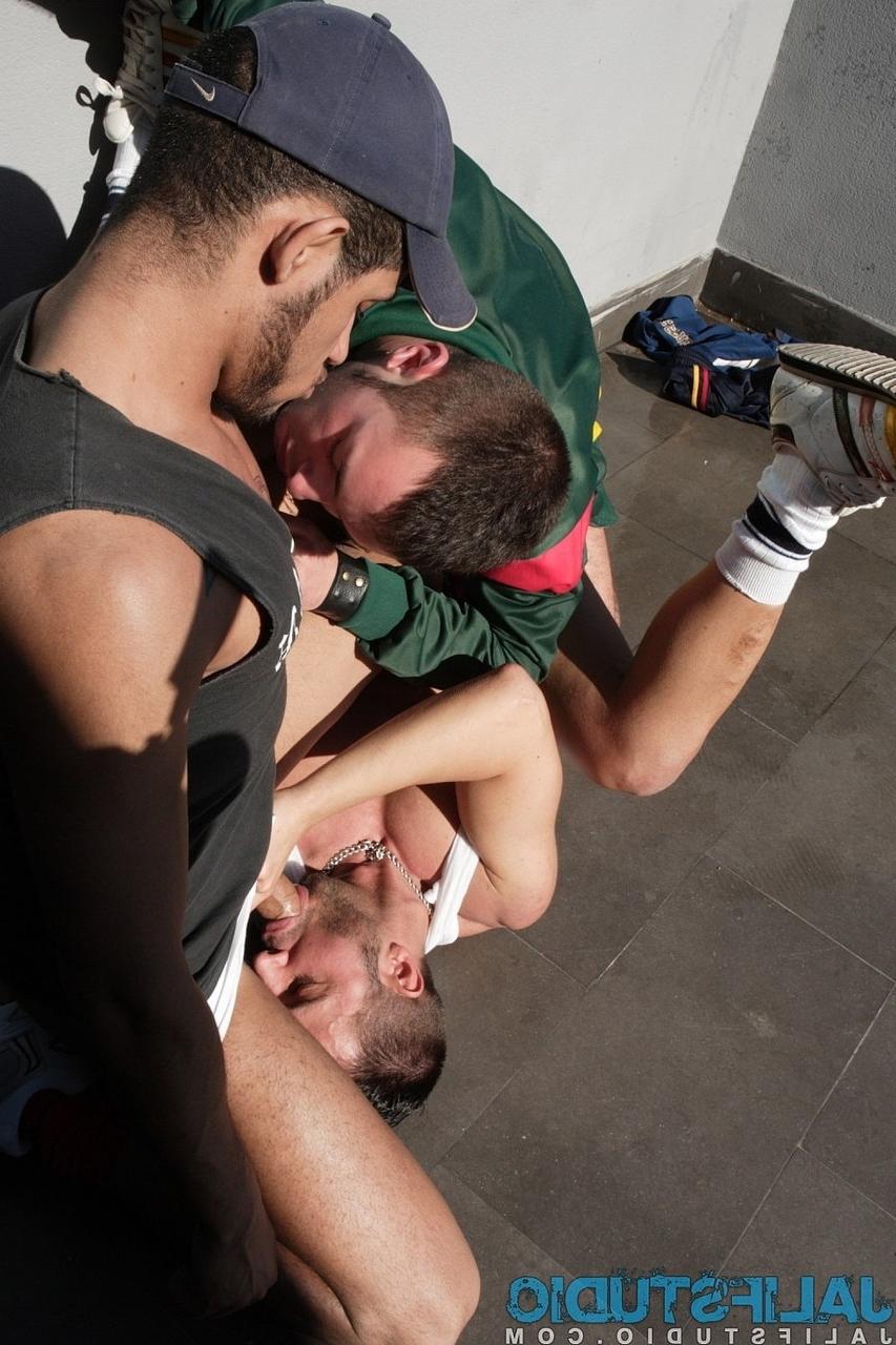 20P Macanao Torres, Martin Mazza et Fabio Costa participent à un trio gay public