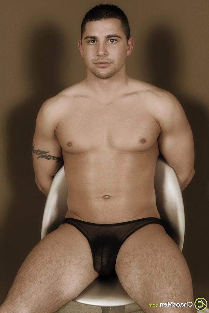 20P La forte brune gay Taylor reçoit un BJ avec les yeux bandés et attachée à une chaise