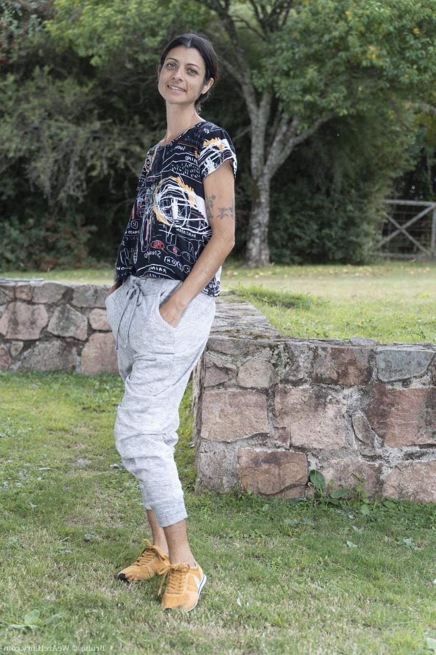 20P La MILF americana amateur Bruna se desnuda al aire libre y hace alarde de su entrepierna peluda