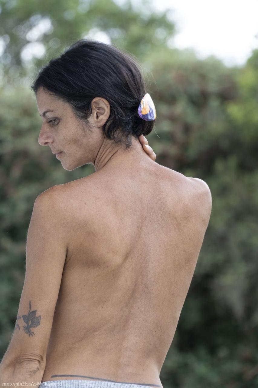 20P La MILF americana amateur Bruna se desnuda al aire libre y hace alarde de su entrepierna peluda