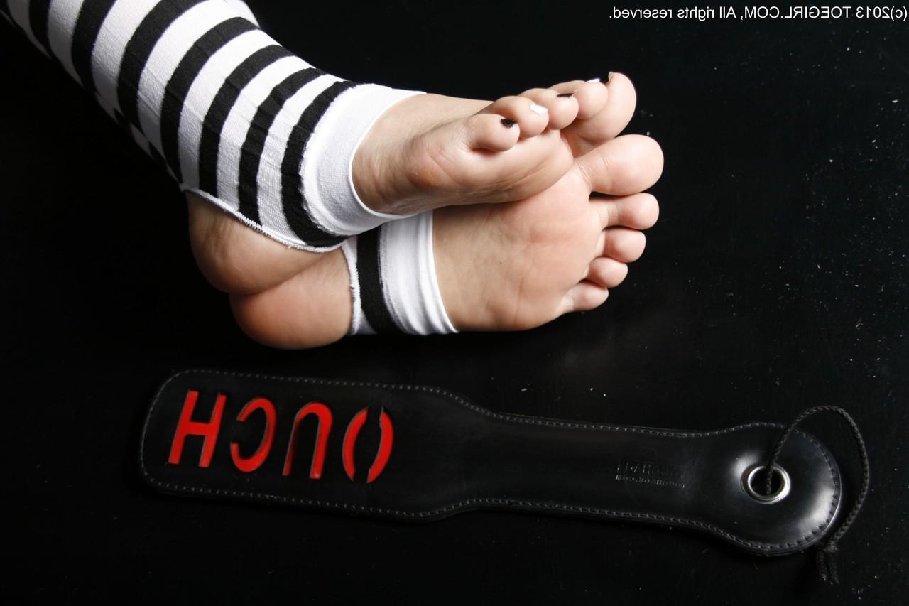 16P Chica caucásica muestra sus pies mientras usa tacones y medias hasta los muslos sin dedos