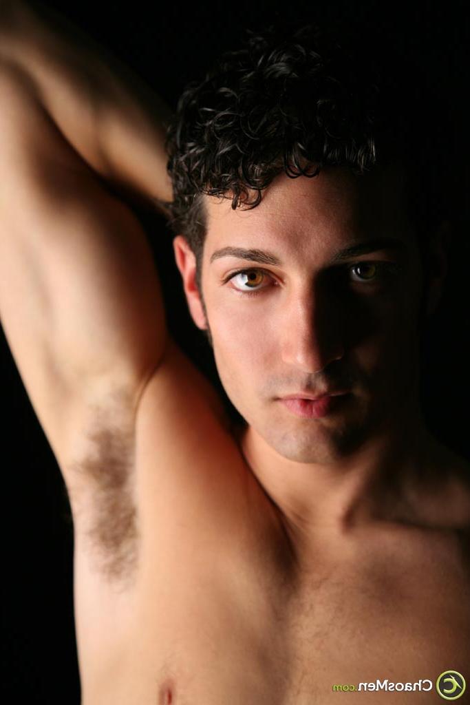 20P Le mignon gay Silas se déshabille, montre sa bite et la branle dans un show solo