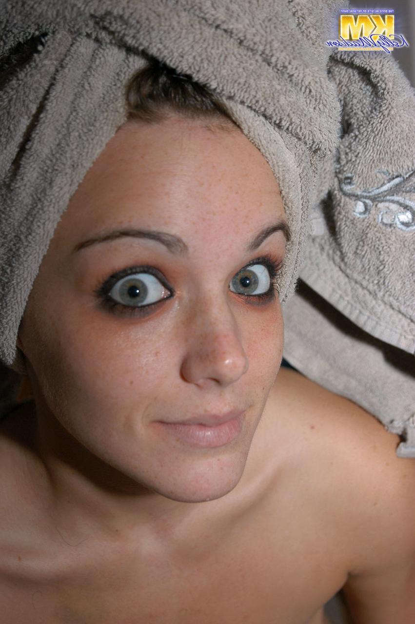 17P A morena de olhos grandes Natasha Nice mostra seios naturais e bunda gostosa e nua